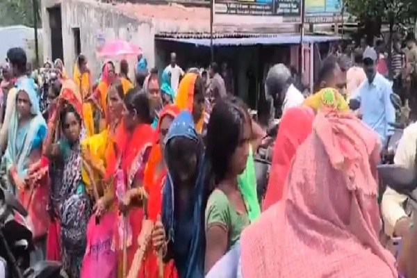 अवैध कोयला खनन के खिलाफ फूटा ग्रामीणों का गुस्सा, सड़क जाम कर किया जोरदार प्रदर्शन