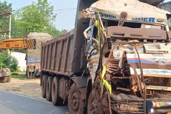 कोल्हान यूनिवर्सिटी मोड़ पर दो ट्रकों की जोरदार भिड़ंत, चालक की हालत गंभीर चाईबासा