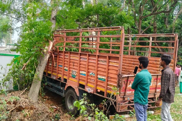 स्कूल की दीवार तोड़ घुसा तेज रफ्तार मिनी ट्रक, मची चीख-पुकार Jamtara