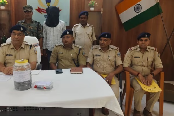 चतरा में 14.5 लाख की अफीम के साथ तस्कर गिरफ्तार, दिल्ली सप्लाई का खुलासा