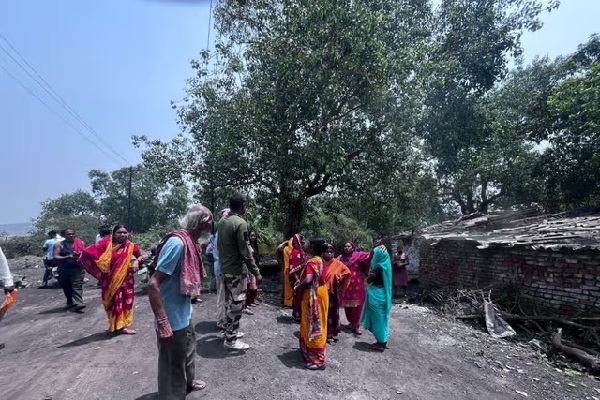 धरती फटी, घर कांपे… धनबाद की कांटा पहाड़ी में भू-धंसान से मची दहशत धनबाद