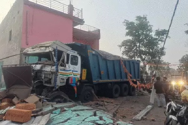 चतरा में बड़ा हादसा : बेकाबू हाइवा ने मचाई तबाही, मकान-दुकान क्षतिग्रस्त