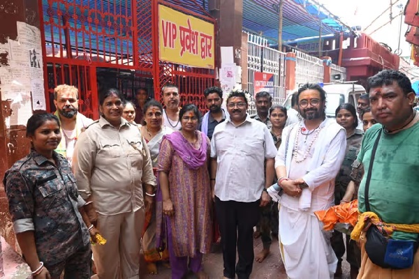 बाबा बैद्यनाथ धाम पहुंचे बिहार के मंत्री लखेंद्र रोशन और IG ए विजयलक्ष्मी, की विशेष पूजा