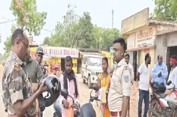 ‘जान है तो जहान है’ : सरायकेला पुलिस ने हेलमेट बांटकर चलाया जागरूकता अभियान