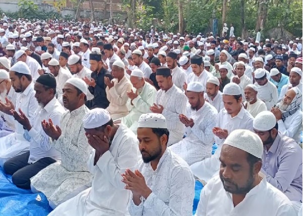 झारखंड में धूमधाम से मनाई जा रही बकरीद, मस्जिदों में उमड़ी नमाजियों की भीड़