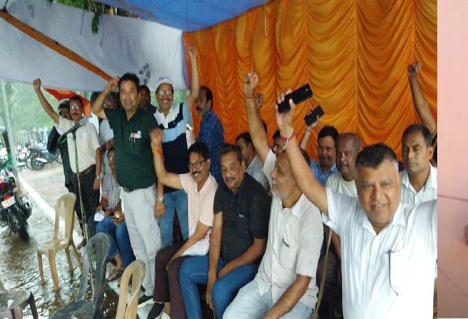 चित्तरंजन रेल इंजन कारखाना कर्मचारी संघ का विशाल धरना, हजारों कर्मचारियों ने उठाई आवाज