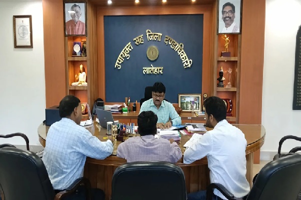 बिजली व्यवस्था पर लातेहार डीसी सख्त, कहा- लापरवाही बर्दाश्त नहीं, लंबित काम जल्द करें पूरा