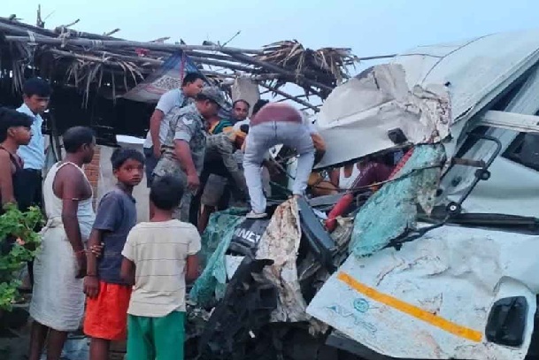 अनियंत्रित हाइवा ने मचाई तबाही, पेड़ तोड़ घर में घुसा वाहन