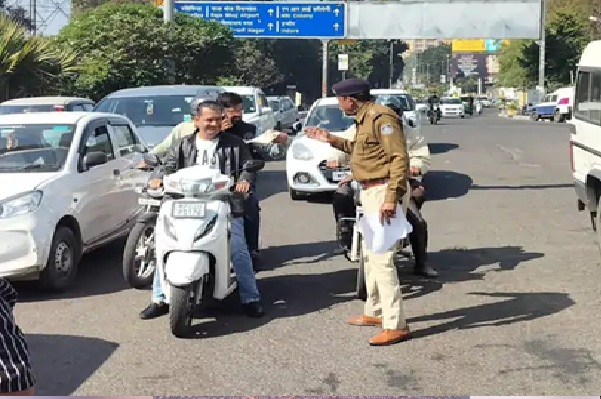 वाहन चेकिंग में बड़ा खुलासा : ब्राउन शुगर और चोरी की बाइक संग तीन युवक गिरफ्तार