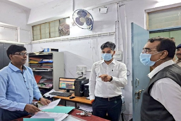 जामताड़ा सदर अस्पताल में अव्यवस्था पर डीसी सख्त, 5 दिन का अल्टीमेटम