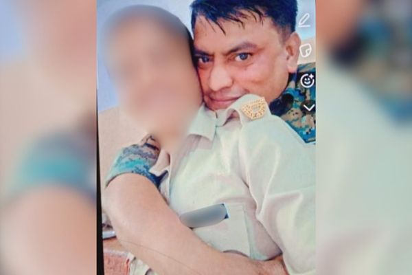 थानेदार का महिला पुलिसकर्मी के साथ तस्वीर वायरल, गिरी गाज वायरल