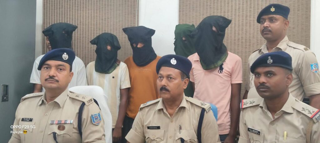 बैंक अफसर बनकर करते थे ठगी, जामताड़ा पुलिस ने पांच साइबर अपराधियों को दबोचा