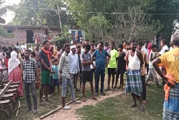 लोहरदगा में बेटे ने पिता और पत्नी को कुल्हाड़ी से काट डाला, मासूम बेटी भी जख्मी