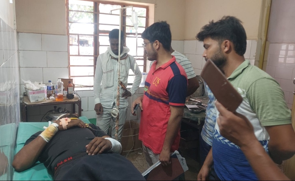 तेज रफ्तार स्विफ्ट डिजायर ने युवक को मारी टक्कर, गंभीर हालत में धनबाद रेफर