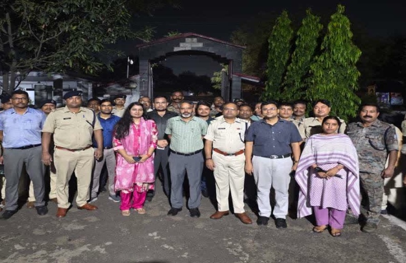 गिरिडीह सेंट्रल जेल में DC-SP ने मारी रेड, खंगाला गया हर एक वार्ड
