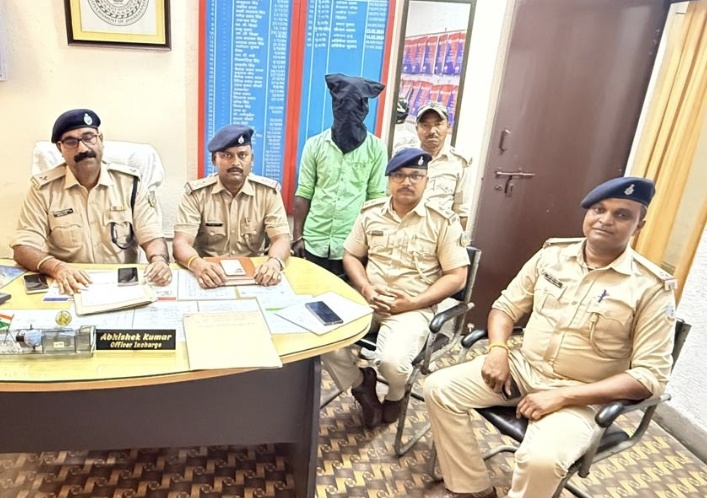 रामगढ़ में गोला पुलिस की बड़ी कार्रवाई, 120 लीटर शराब और 600 किलो जावा महुआ जब्त