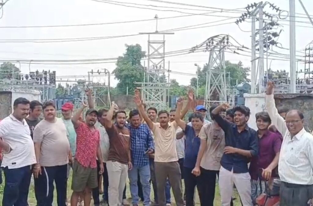 12 घंटे ब्लैकआउट से झरिया में फूटा गुस्सा, बिजली स्टेशन का घेराव