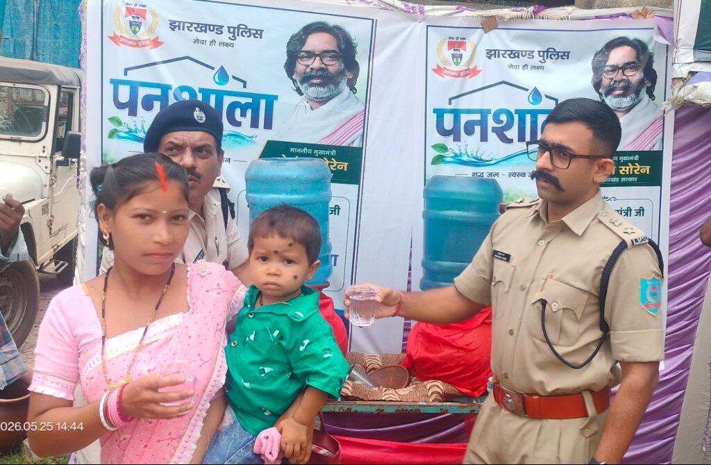 सीएम के निर्देश पर सड़क पर उतरी खूंटी पुलिस, लोगों को पिला रही ठंडा पानी