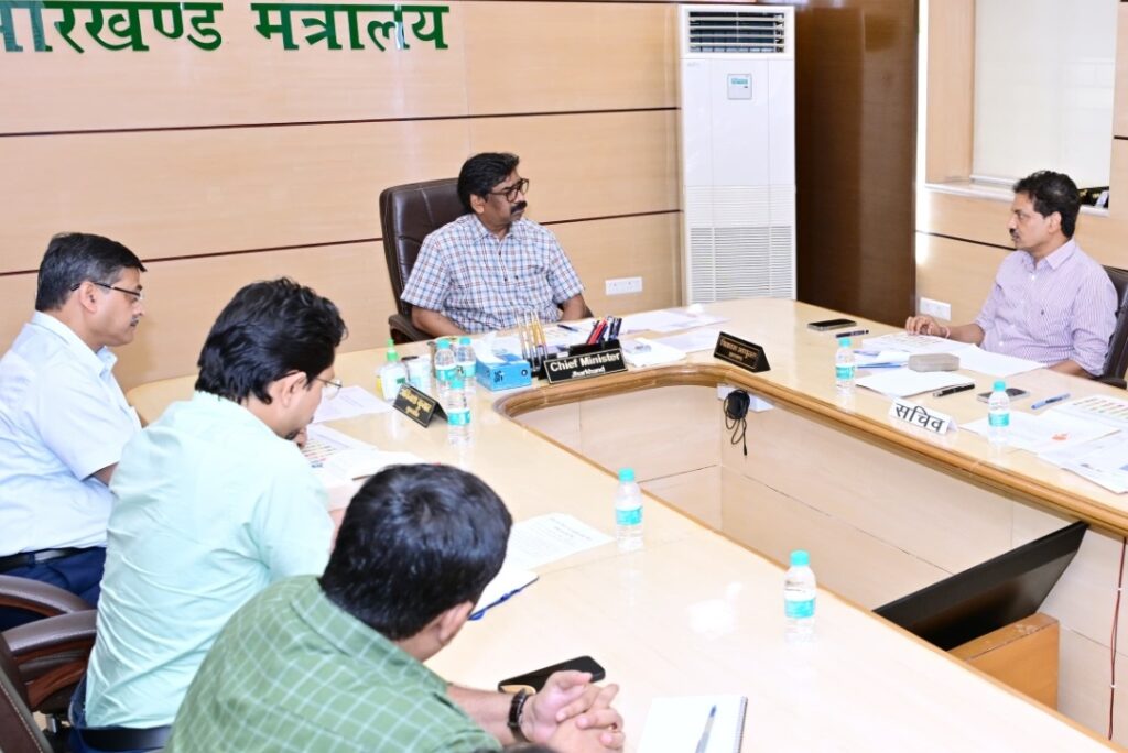 बाल विवाह रोकने से लेकर पेंशन योजना तक, सीएम हेमंत ने अधिकारियों को दिए कड़े निर्देश