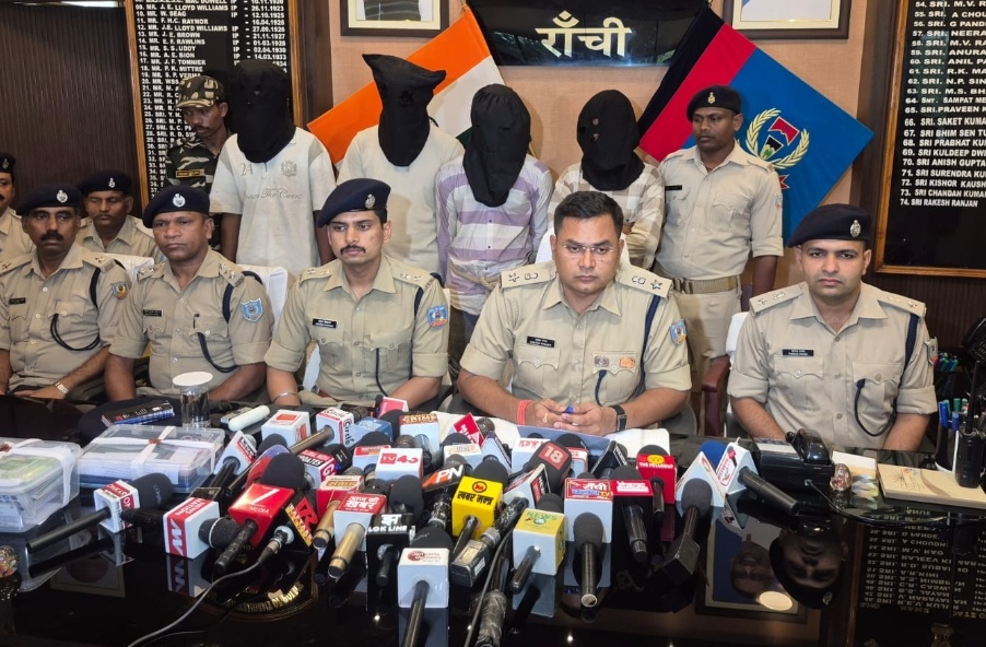 फ्लैट में चल रही थी साइबर ठगी की पाठशाला, 50 पासबुक और 26 डेबिट कार्ड के साथ 5 गिरफ्तार