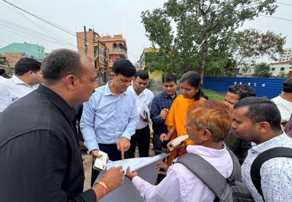 जलजमाव से जंग : पंचशील नगर में नगर आयुक्त का दूसरा दौरा, अधिकारियों को दिए सख्त निर्देश