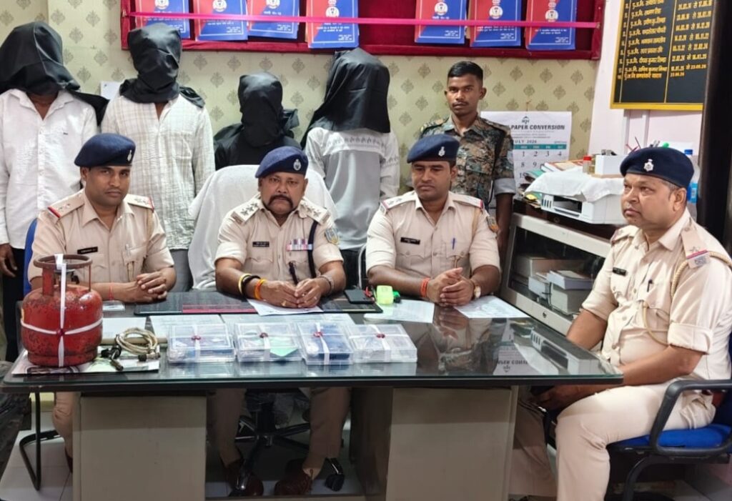 ज्वेलर्स दुकान का ताला काटकर गहने उड़ाने वाले 4 चोर गिरफ्तार, बकरीद में खर्च कर दिए चोरी के पैसे
