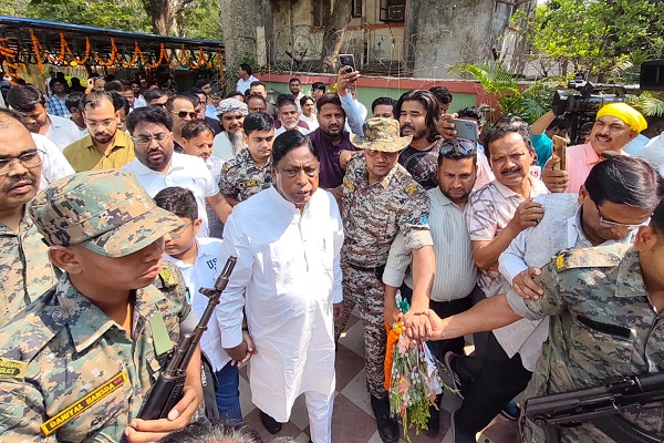 होटवार जेल से बाहर आए पूर्व मंत्री आलमगीर आलम, पत्नी निसात आलम ने किया स्वागत आलमगीर