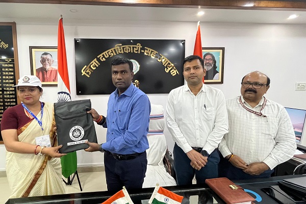 जनगणना 2027 की उलटी गिनती शुरू, रांची में प्रगणकों को मिली डिजिटल किट डीसी