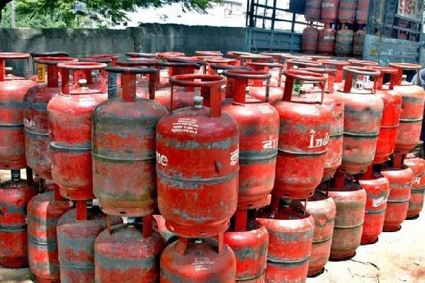 कमर्शियल गैस सिलेंडर की कीमतों में भारी उछाल, घरेलू उपभोक्ताओं के लिए राहत बरकरार