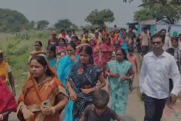 धनबाद में अवैध कोयला खनन पर फूटा लोगों का गुस्सा, बमबाजी के बीच ग्रामीणों का हंगामा