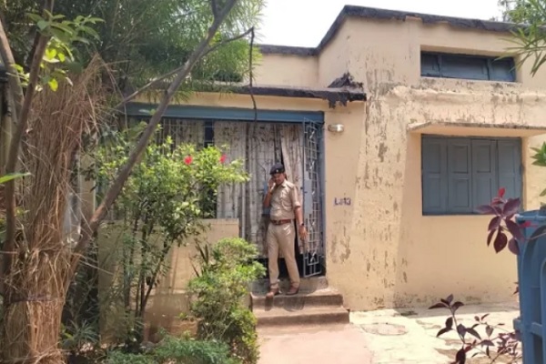 जमशेदपुर में ट्रिपल मर्डर : रिटायर्ड टाटा स्टील कर्मी ने पत्नी और बेटा-बेटी को काट डाला जमशेदपुर