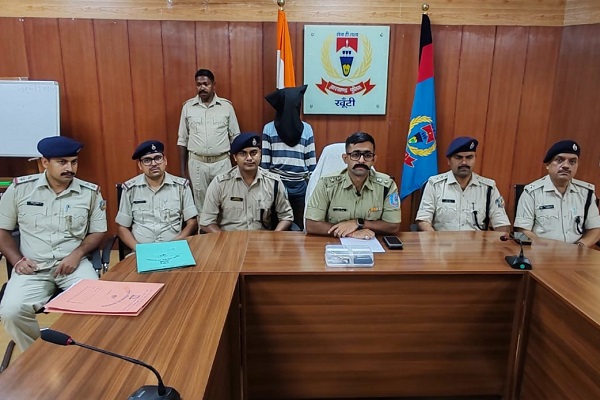 खूंटी पुलिस का डबल एक्शन : 231 किलो डोडा जब्त, देशी कट्टा के साथ आरोपी को दबोचा खूंटी