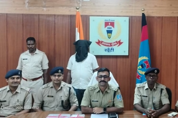 PLFI उग्रवादी मोहन कुमार चढ़ा खूंटी पुलिस के हत्थे, मिट्टी में गाड़कर छिपाए हथियार बरामद PLFI