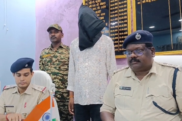 10 साल से फरार लाल वारंटी गिरफ्तार, सिमडेगा पुलिस ने रांची से दबोचा वारंटी