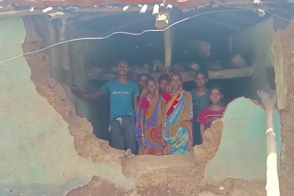 टुंडी में हाथियों का कहर, दो घर तोड़े, अनाज भी चट कर गये हाथियों