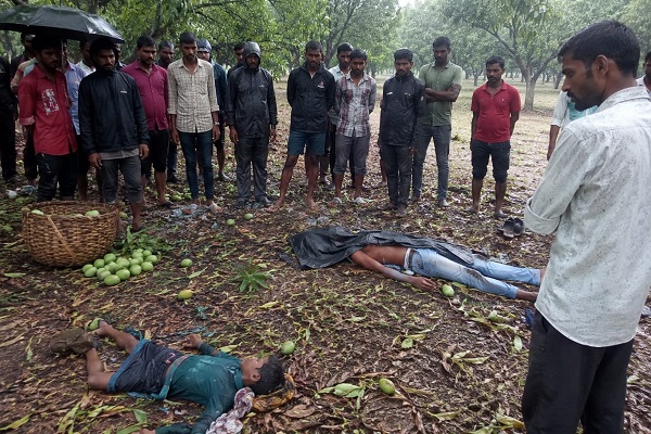 ठनका की चपेट में आये आम चुनने गये बच्चे, बच्ची की मौ’त, किशोर की हालत गंभीर ठनका