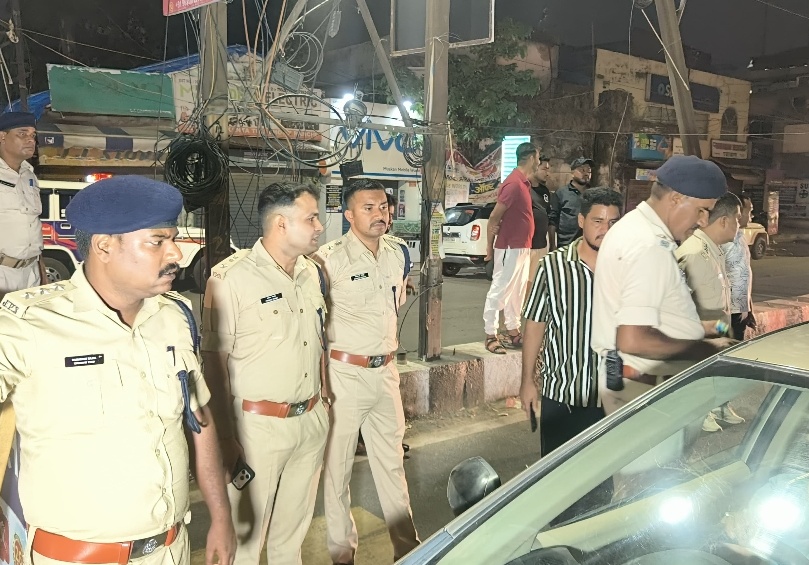 देर रात रांची की सड़कों पर उतरे सिटी, रूरल और ट्रैफिक एसपी, चलाया एंटी क्राइम और ड्रंक एंड ड्राइव अभियान