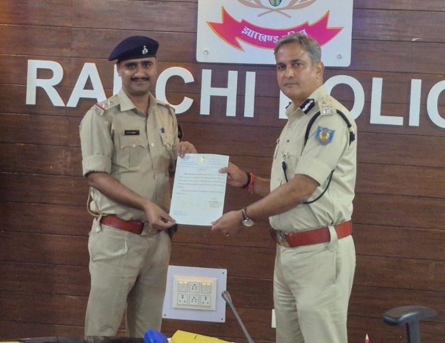 ADG ने पिठोरिया थाना प्रभारी सतीश कुमार पांडे को किया सम्मानित, बेहतर पुलिसिंग के लिए दिया सम्मान