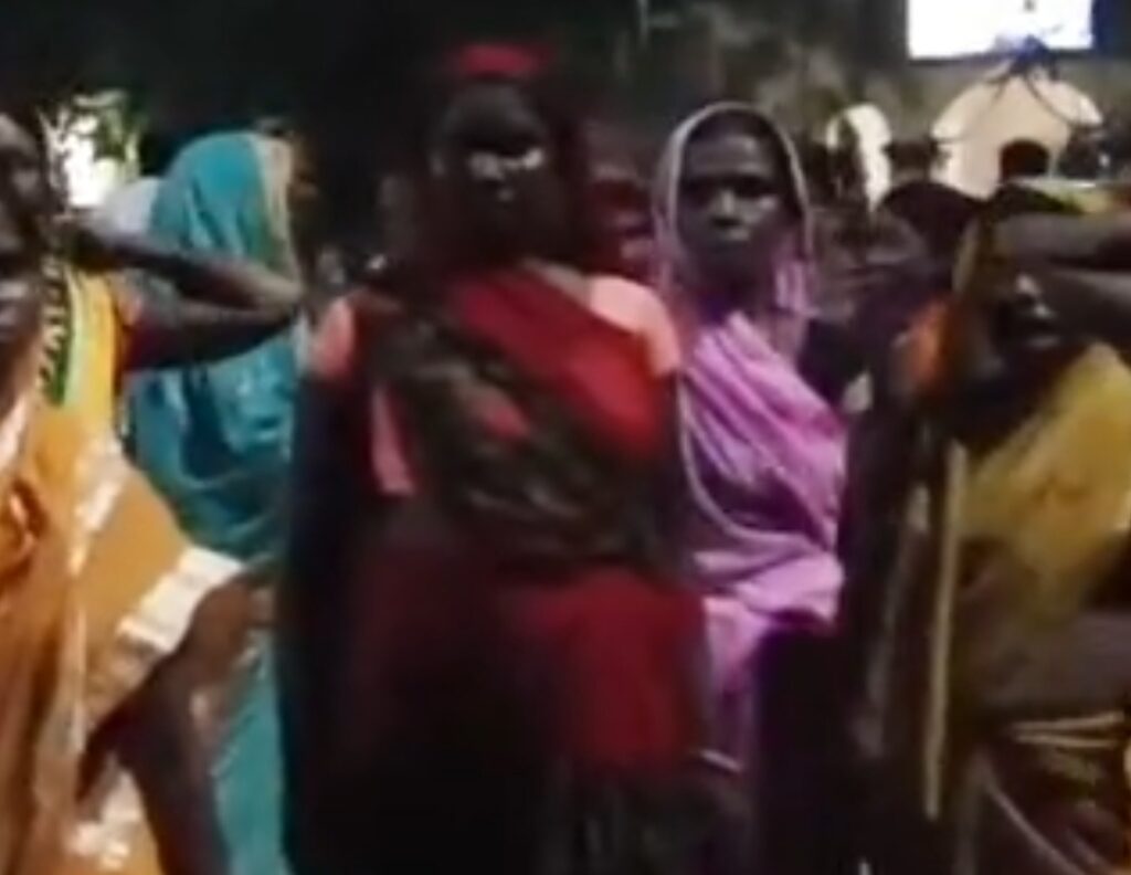 महुआ शराब के खिलाफ महिलाओं का फूटा गुस्सा, थाने पहुंचकर किया प्रदर्शन