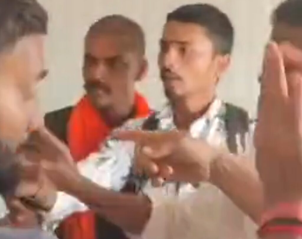 मजदूरी नहीं मिलने पर फूटा मजदूरों का गुस्सा, एचआर मैनेजर से की मारपीट