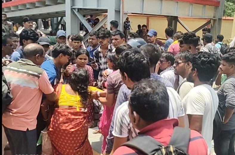 चलती ट्रेन से उतरने के चक्कर में गिरे महिला और युवक, बाल-बाल बची जान
