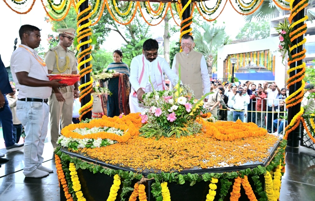 धरती आबा बिरसा मुंडा की पुण्यतिथि पर उमड़ा श्रद्धा का सैलाब, राज्यपाल और मुख्यमंत्री ने दी श्रद्धांजलि