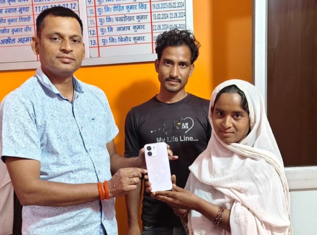 हजारीबाग पुलिस का कमाल, 5 गुम मोबाइल खोजकर लौटाई लोगों की मुस्कान