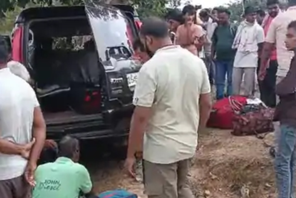 पेड़ से टकराई स्कॉर्पियो, एक ही परिवार के 3 बच्चे समेत 5 लोगों की मौ’त