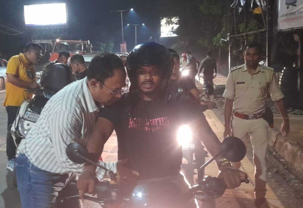 रांची में अपराधियों और नशे में वाहन चलाने वालों पर पुलिस का शिकंजा, देर रात चला जांच अभियान