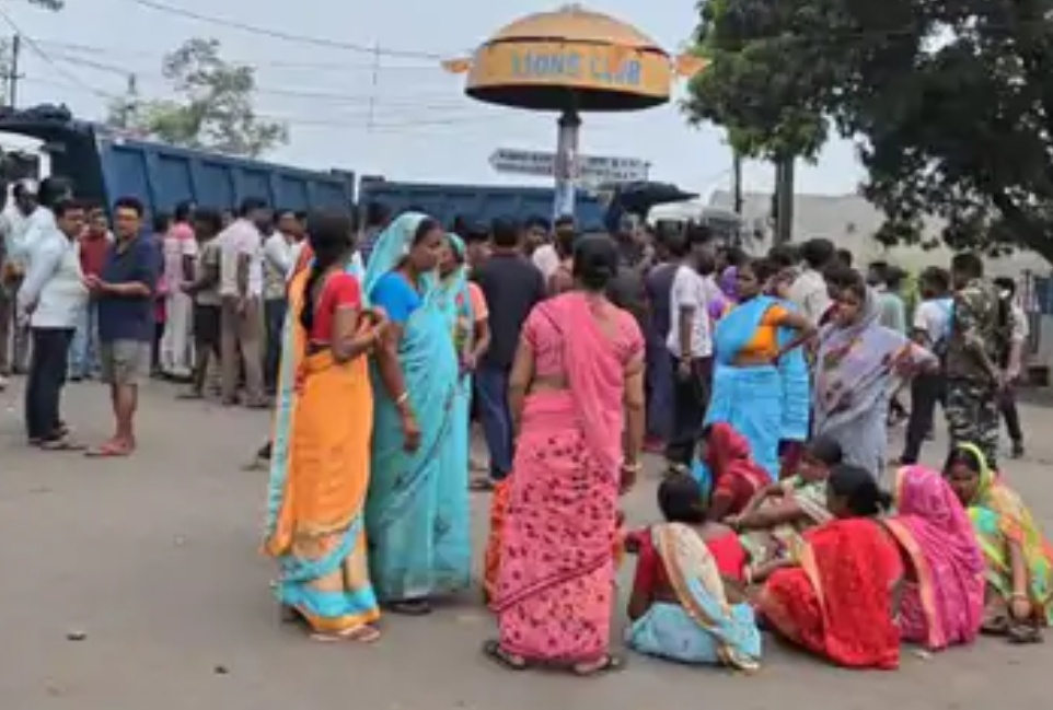 धनबाद में तेज रफ्तार हाइवा बनी काल, युवक की मौ’त पर फूटा लोगों का गुस्सा