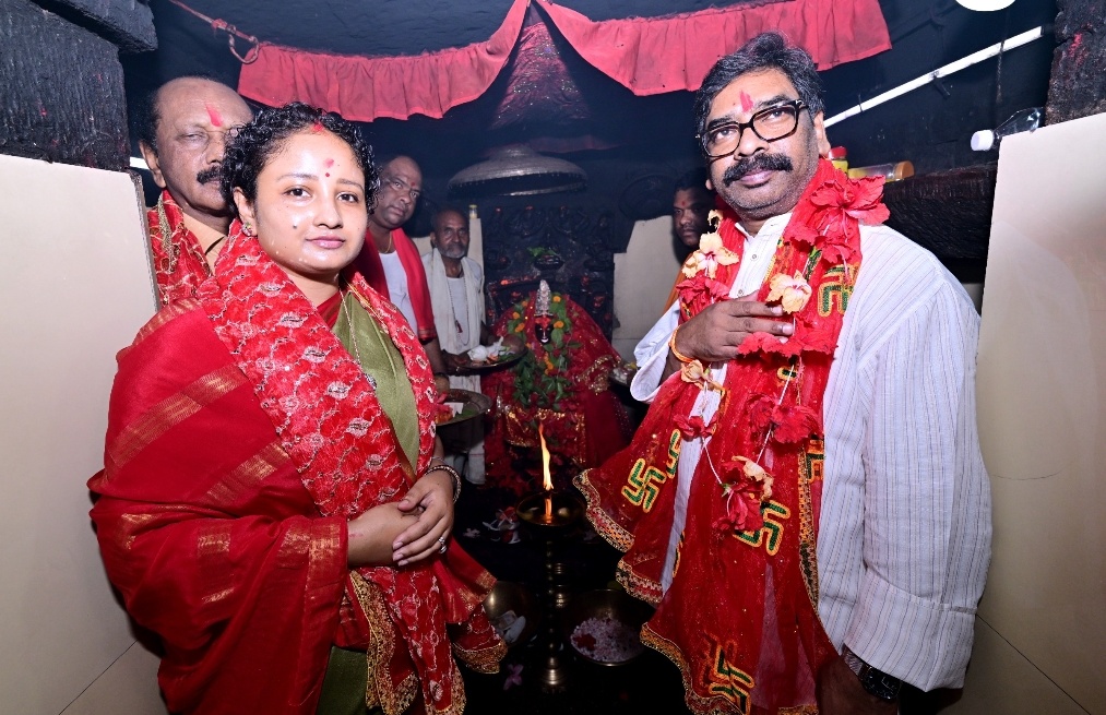 सीएम हेमंत पत्नी कल्पना संग पहुंचे मां दिउड़ी के दरबार, राज्य की खुशहाली और समृद्धि की मांगी दुआ