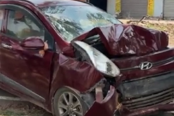 तेज रफ्तार कार पेड़ से टकराई, तीन लोग गंभीर रूप से घायल कार