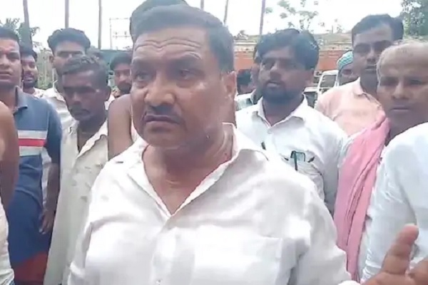 मुखिया पर दिनदहाड़े जानलेवा हमला, सिर के ऊपर से गुजरी दो गोलियां मुखिया