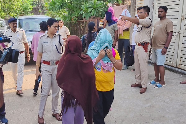 BREAKING : हरमू में चल रहा था देह व्यापार का गोरखधंधा, दो लड़की समेत 6 पुलिस हिरासत में रांची